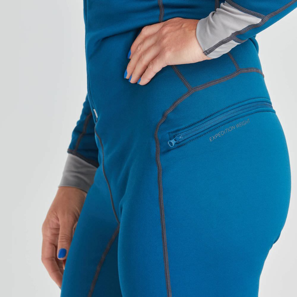 Man sieht einen Auschnitt einer Person auf Hüfthöhe fotografiert. Sie trägt einen blauen Fleece-Anzug mit einem Reißverschluss hinten auf Hüfthöhe.