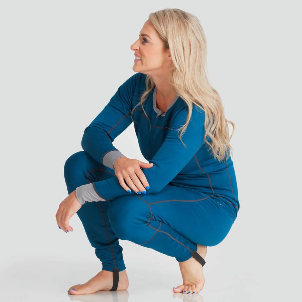 Am Boden kniende Frau trägt einen blauen Anzug aus Fleece.