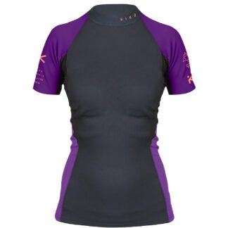 Kurzärmeliges, figurbetontes, schwarzes Neoprenshirt mit violetten Ärmeln und Seiten. Kleine, orange Schriftzüge (Hiko Logos) am Kragen und seitlich auf den Ärmeln.